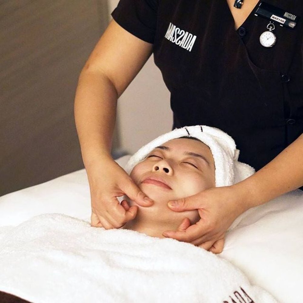 美容師專業的手法配以醫學科技美容儀器,可減少歲月痕跡,加強美膚效果。