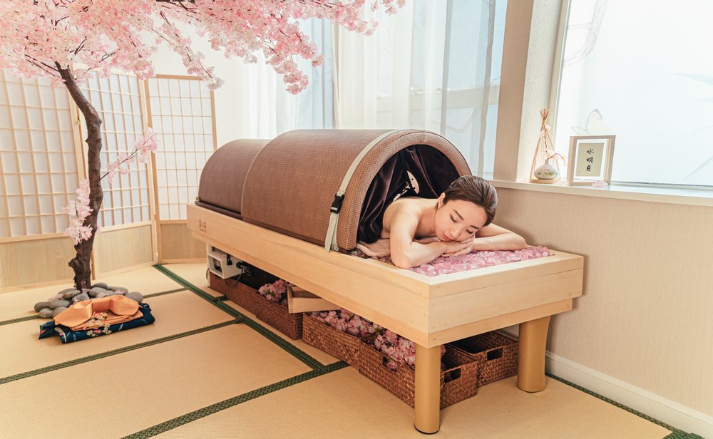 日式的粉晶岩盤浴好看之餘功效亦多,可促進血液循環、排除體內毒素及消除疲勞。