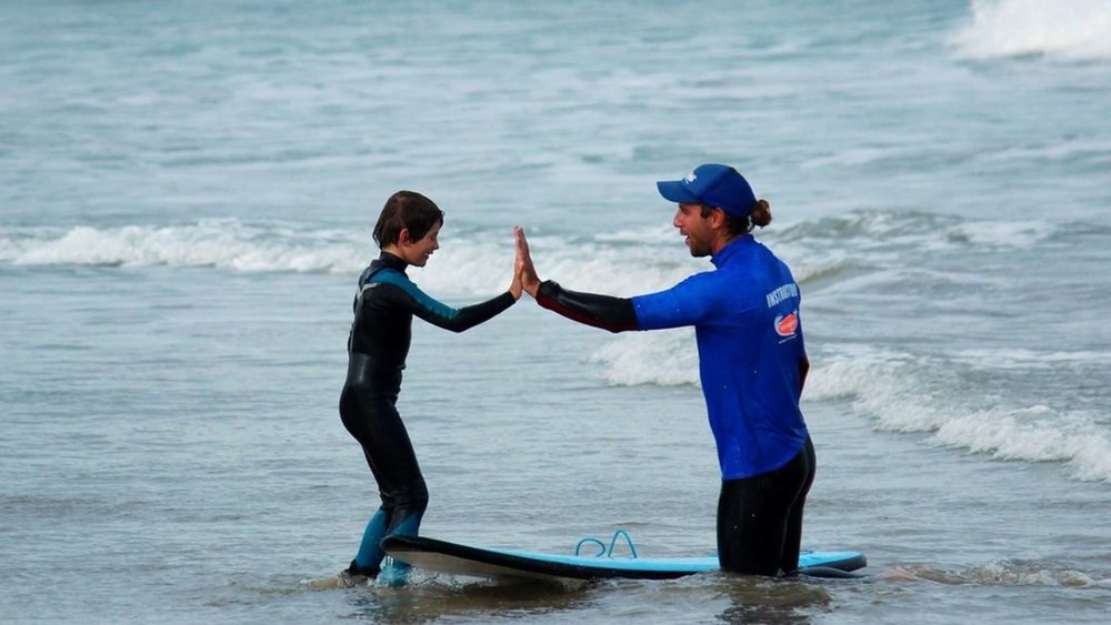 Let your kids learn how to catch waves while they’re young! Credits: @gorideawave