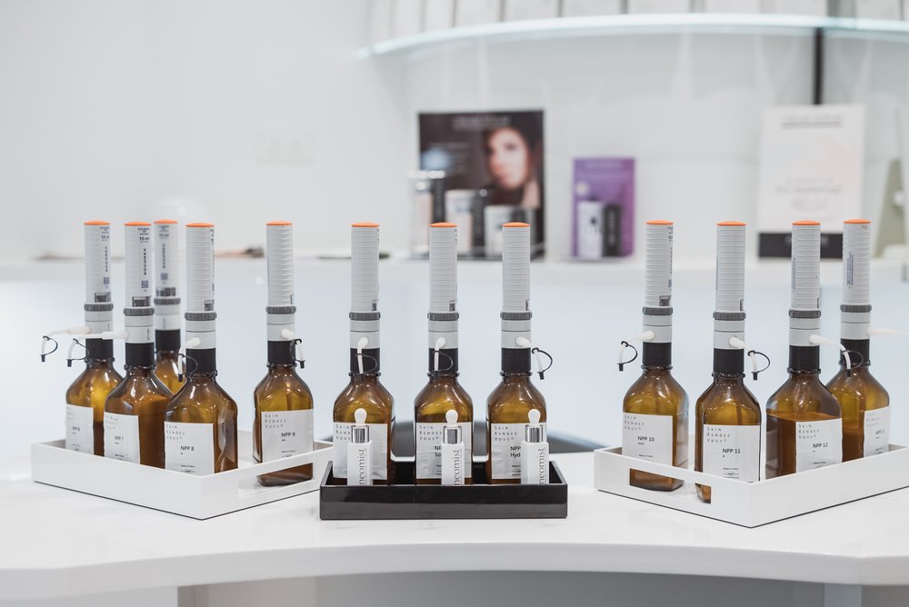 來到後美容師會細心了解客人的膚質和身體狀況,挑選合適的美容產品。