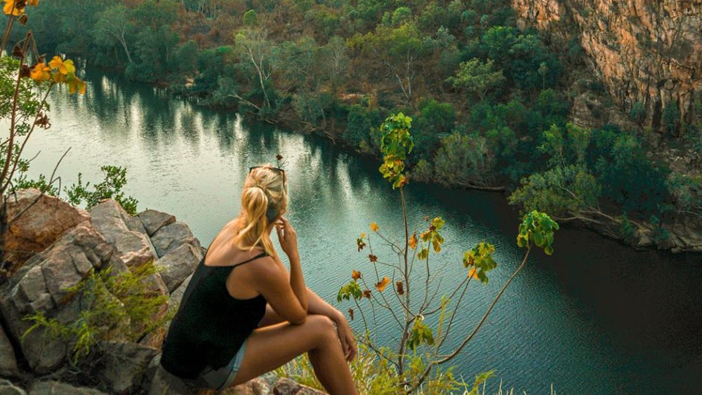 Towering cliffs framed by lush greenery await you at Katherine Gorge. Credit: @luxurybackpacking