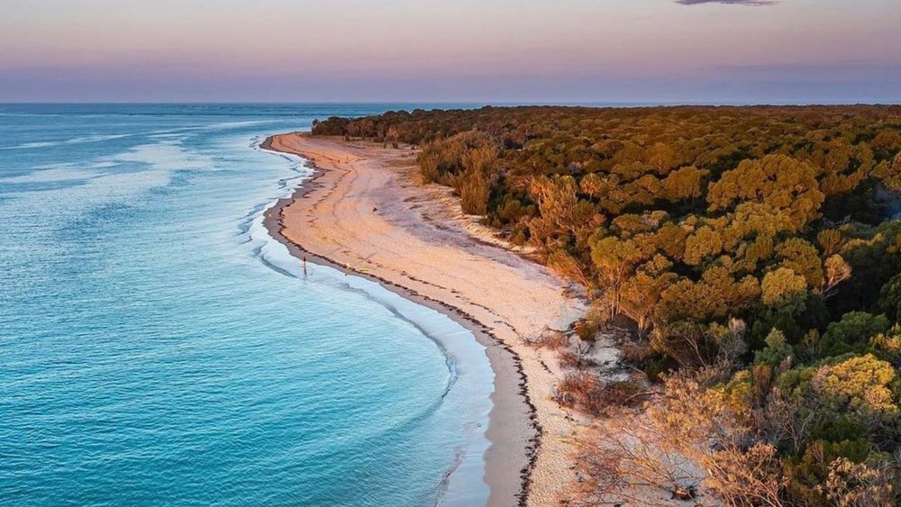 See the colours of Rainbow Beach for yourself! Image credits: @justvanningit from @visitrainbowbeach on Instagram