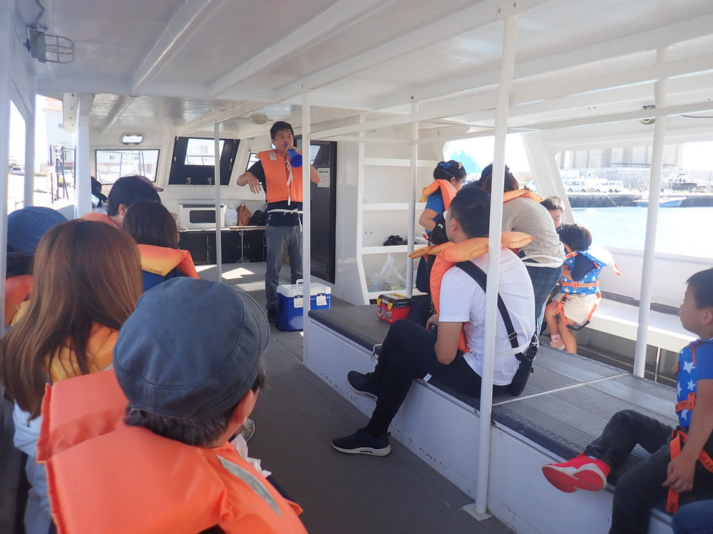 55299 ホエールウォッチング　船の中