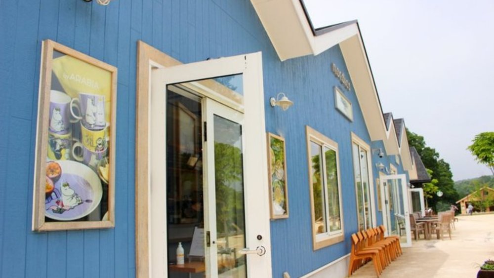 Next stop: the array of shops where you can enjoy good meals!