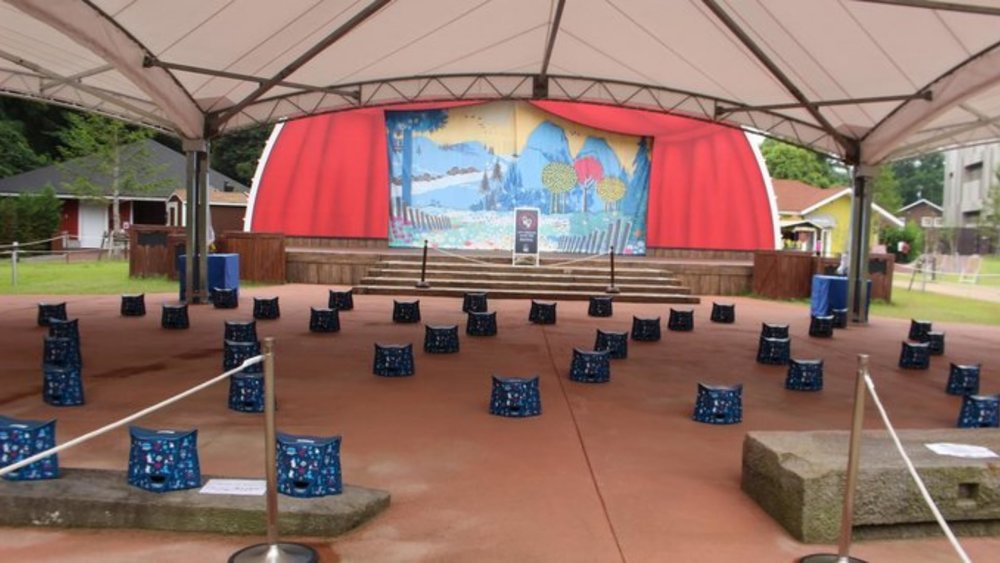 The kids will enjoy the show with all the Moominvalley characters!