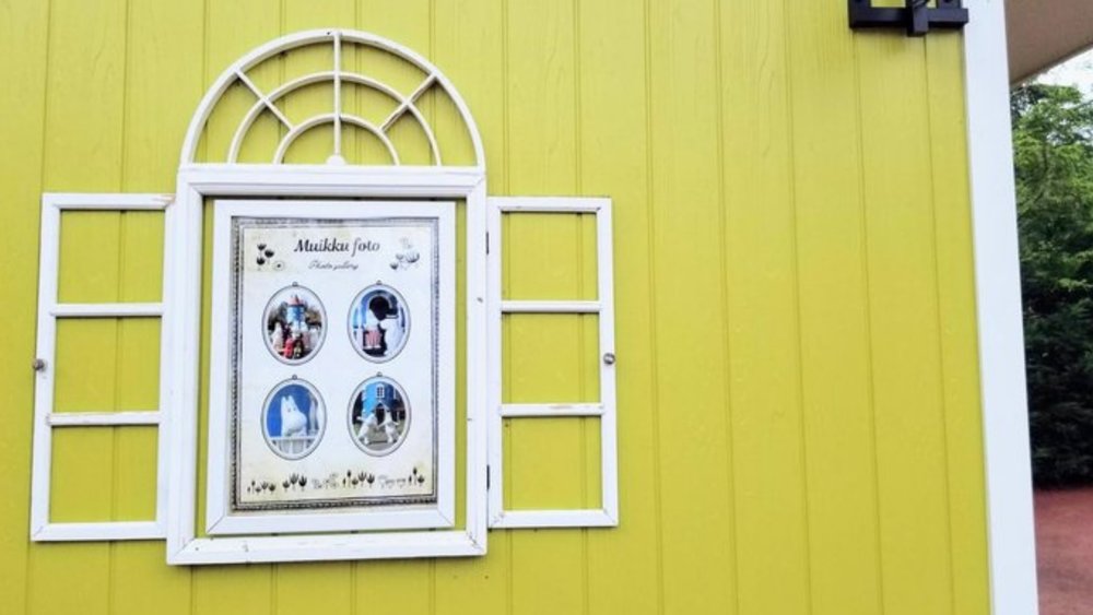 The studio has a vibrant yellow colour!