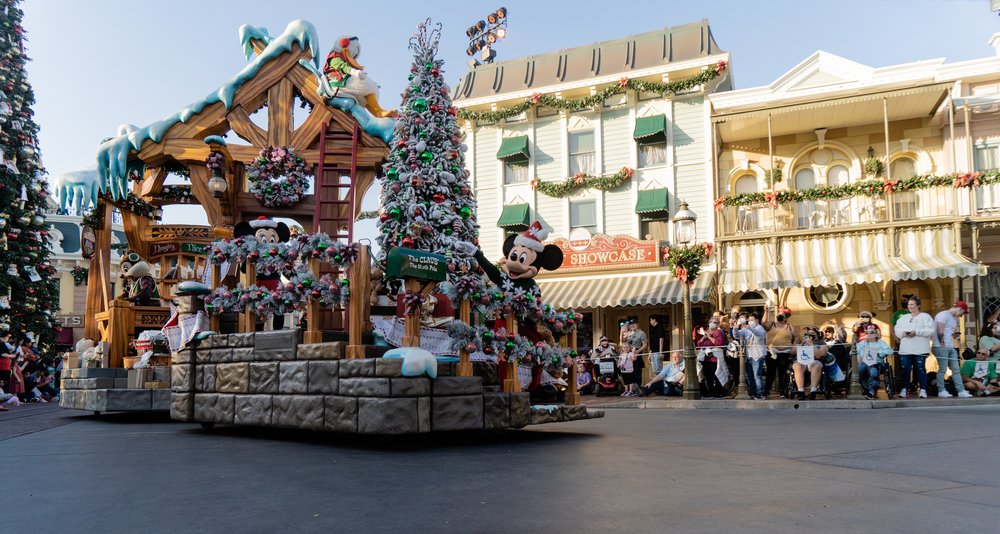 Enjoy The Most Joyful Christmas Celebration In Disneyland Park Klook
