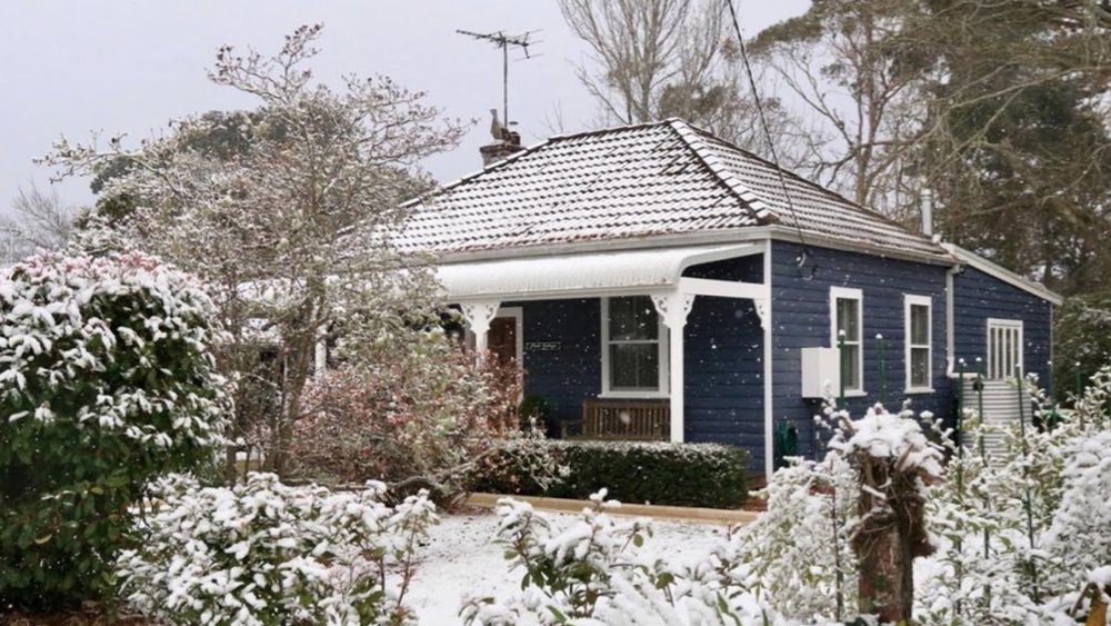 Marvel at snow-covered trees and houses at Wentworth Falls. Image credit: @poetscottageaustralia on Instagram