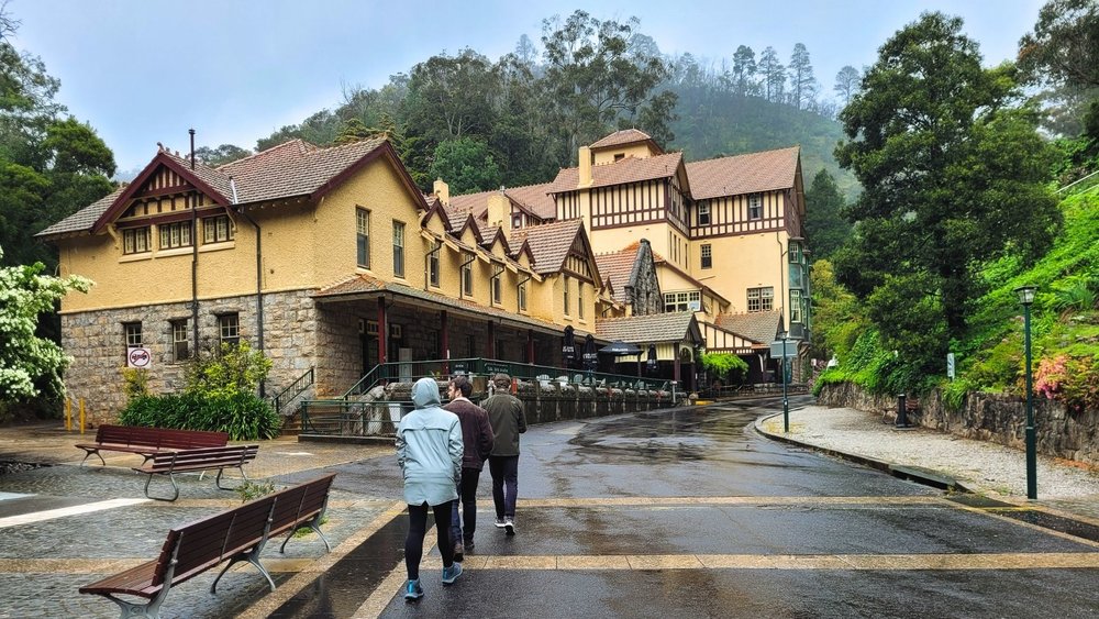 Stay overnight at the Jenolan Caves House or grab a bit to eat after your tour.