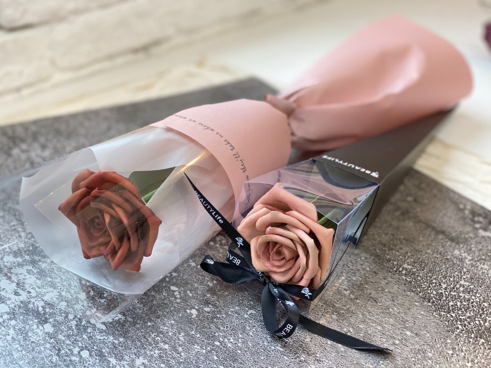 除了可選擇皮革咭套、吊飾、飾物等,還有皮革玫瑰花!