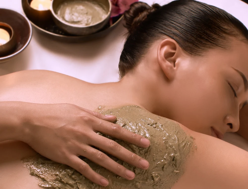 liệu pháp tẩy tế bào chết tại spa chăm sóc sức khỏe rarinjinda