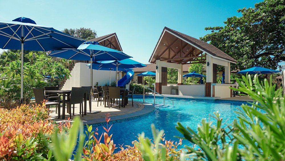 pool bar and lounge area