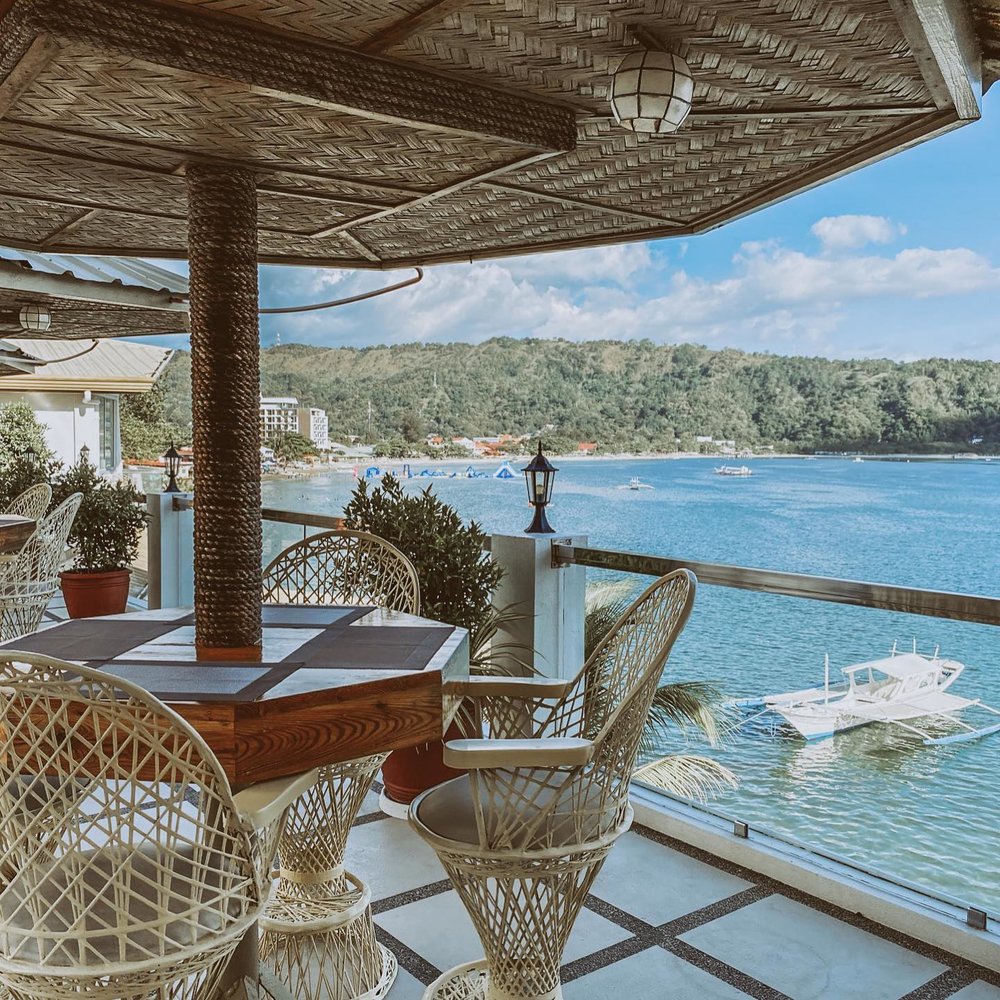 al fresco dining by sea