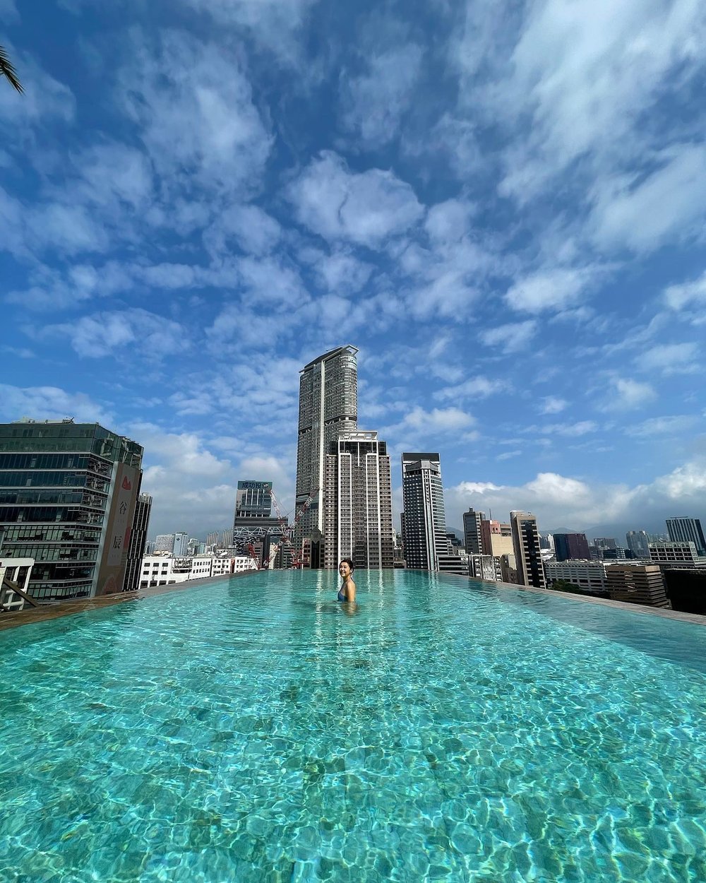 超長的露天無邊際泳池也是打卡熱點。(Instagram @ travelmanwithiphone)