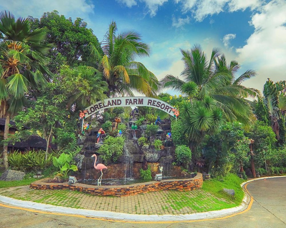 garden feature with hotel welcome sign