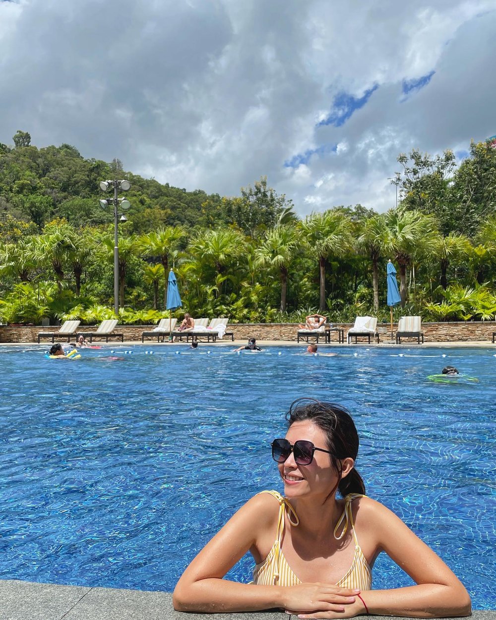 泳池的綠林圍繞,富東南亞度假感,池水太冷時亦可在庭園歎下午茶或摸酒杯底。(Instagram @kk084)