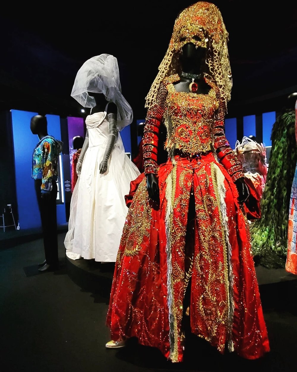 近日的香港流行文化展覽展出梅艷芳曾演出使用的服飾。(Instagram @ wushirley)