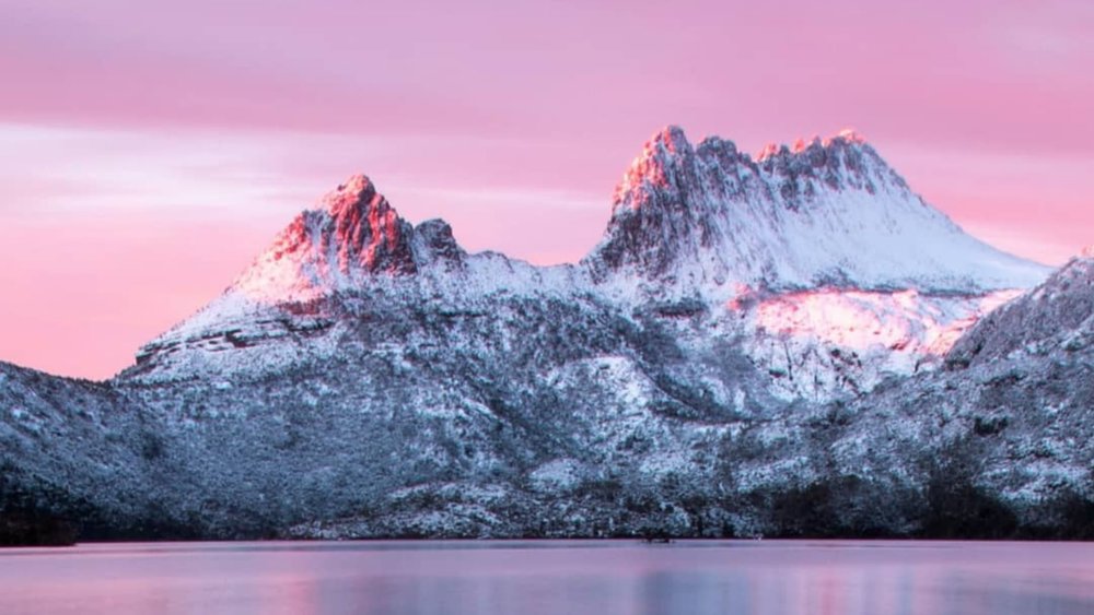 Gaze upon Cradle Mountain on the horizon from Dove Lake. Image credits: @jeonlandscapes on Instagram
