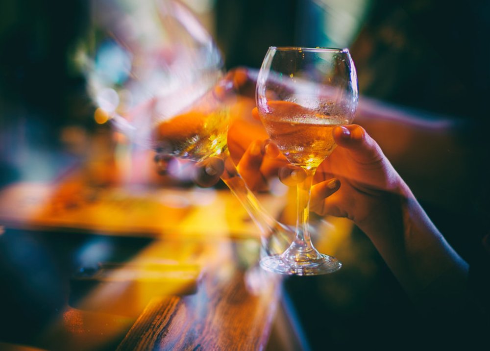 喝啤酒遊戲敲敲杯