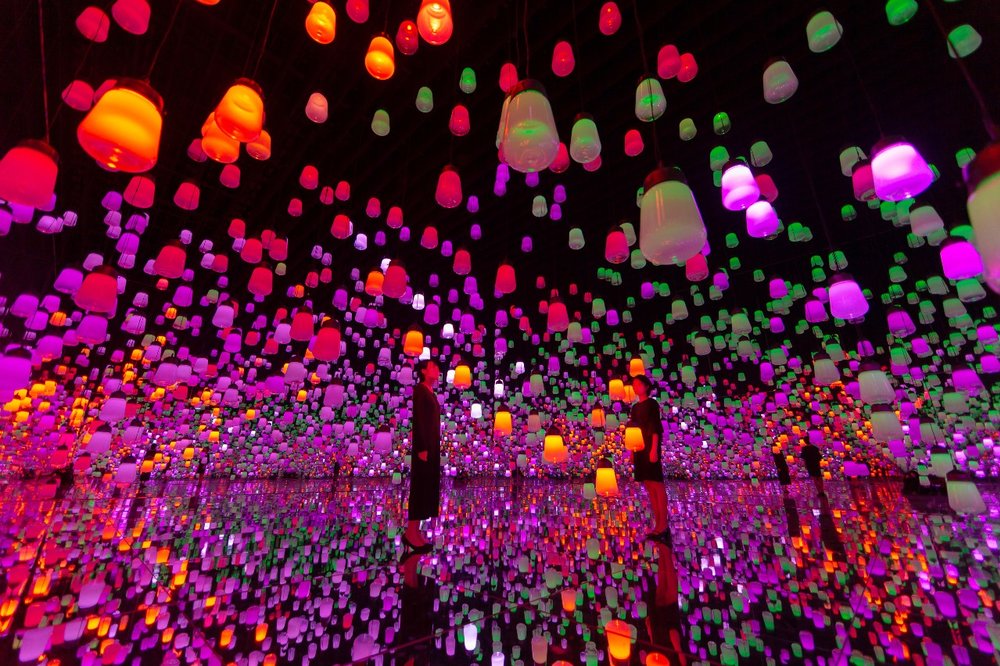 チームラボボーダレス呼応するランプの森に立つふたりの女性