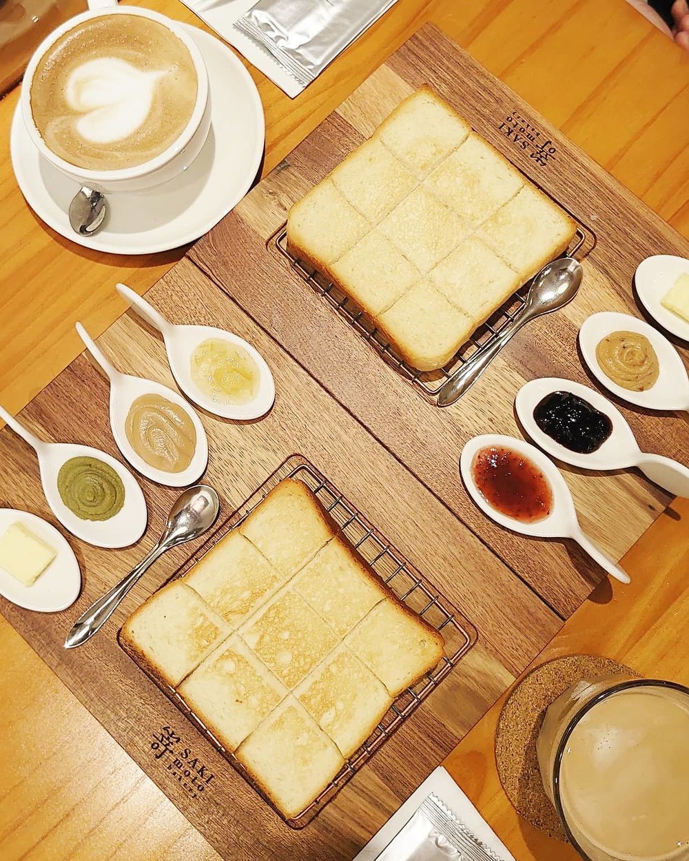 吐司可選擇「極生」或「極美」再搭配3款自選果醬,將每格都塗上不同沾醬,形成最厲害的「九宮格」吃法。(Instagram @homnie.debbie)