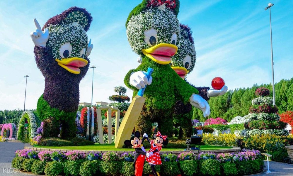 Cast your eyes upon massive flower topiaries!