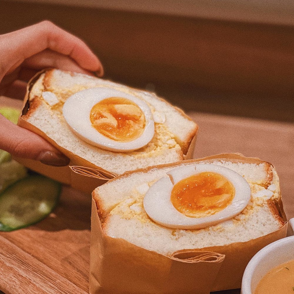 溏心蛋蛋沙律拼厚燒玉子是餐廳的招牌款式,看似簡單但十分美味!(Instagram @818.foodstudio)