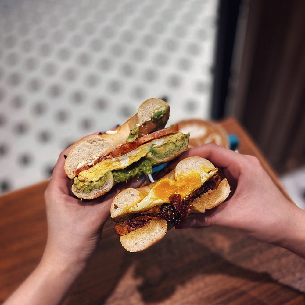 食一個豐富的Bagel,為自己返工前打打氣!(Instagram @caracwong)