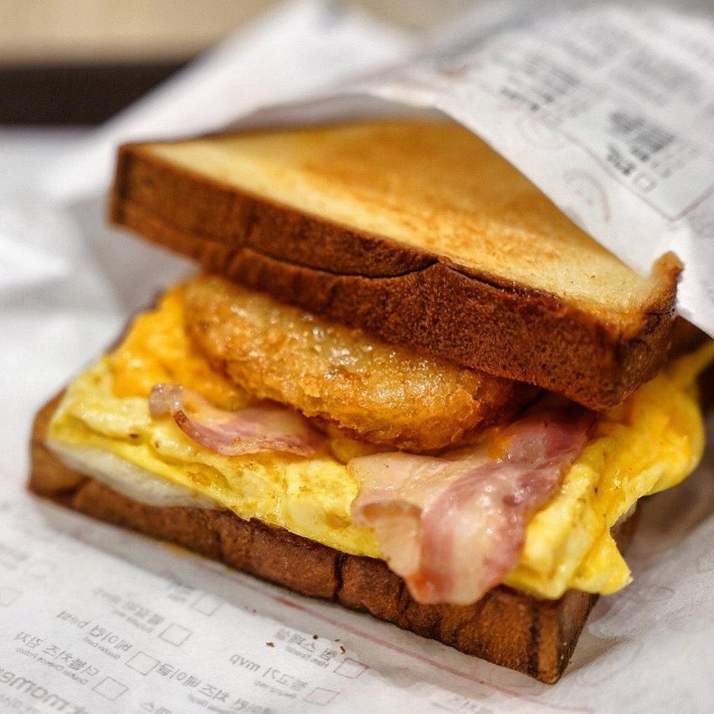 厚厚的蛋配上培根和薯餅,邪惡又滋味!(Instagram @natfoodiary_)