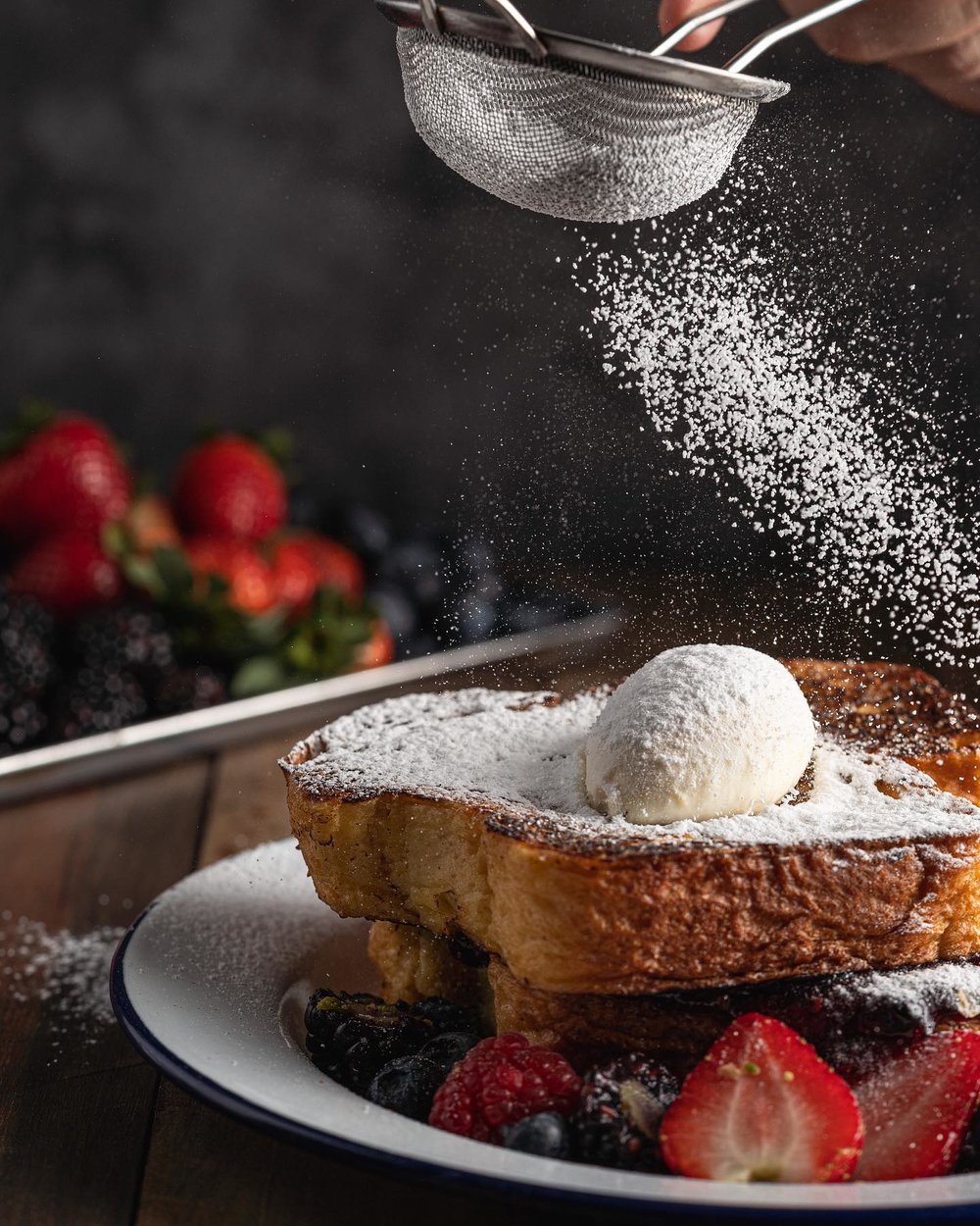 香氣撲鼻的吐司配上酸甜開胃的水果,為早餐帶來不一樣色彩!(Instagram @bakehousehk)