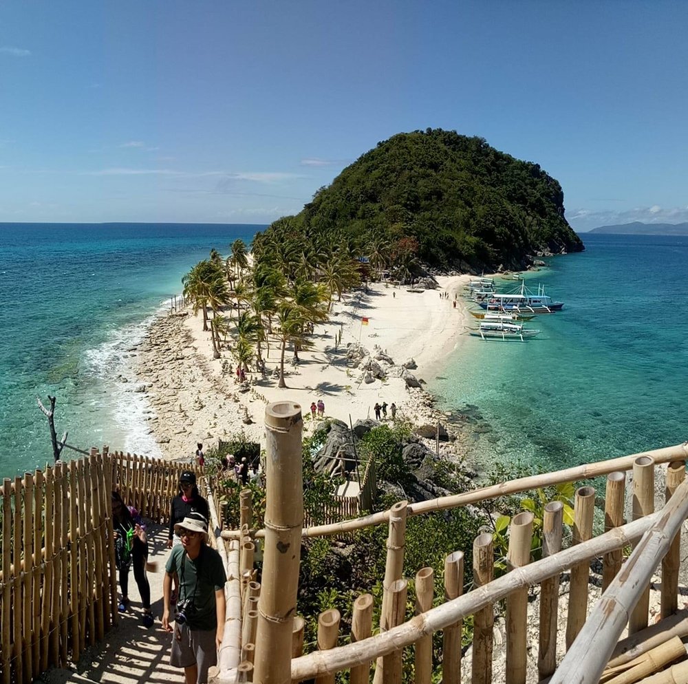 route going to beach with traveler