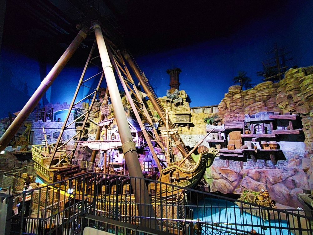 マクセルアクアパーク品川にある海賊船