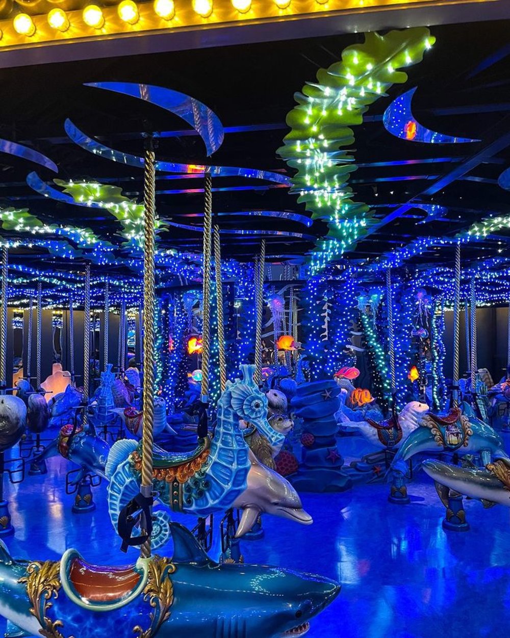 マクセルアクアパーク品川のメリーゴーランド座席は海の仲間たち
