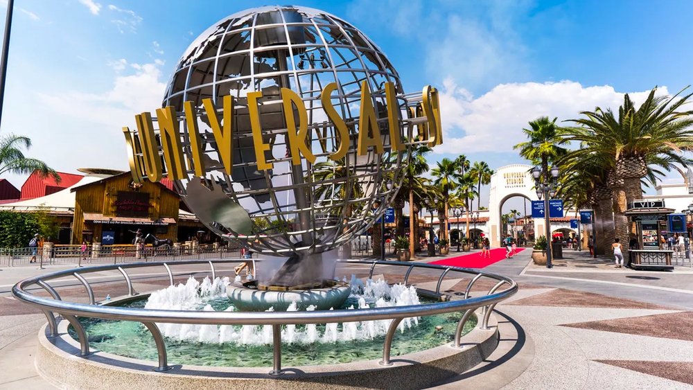 Grab a photo on the red carpet entrance exclusive to the Universal Studios Hollywood location! Image credits to Klook