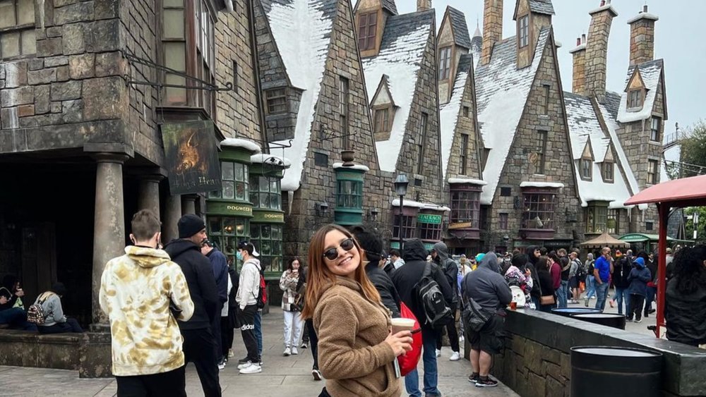 No matter the season, you can have some Butterbeer as you stroll Hogsmeade—they can be served hot, cold, or frozen! Image credits @anngiiecc on Unsplash