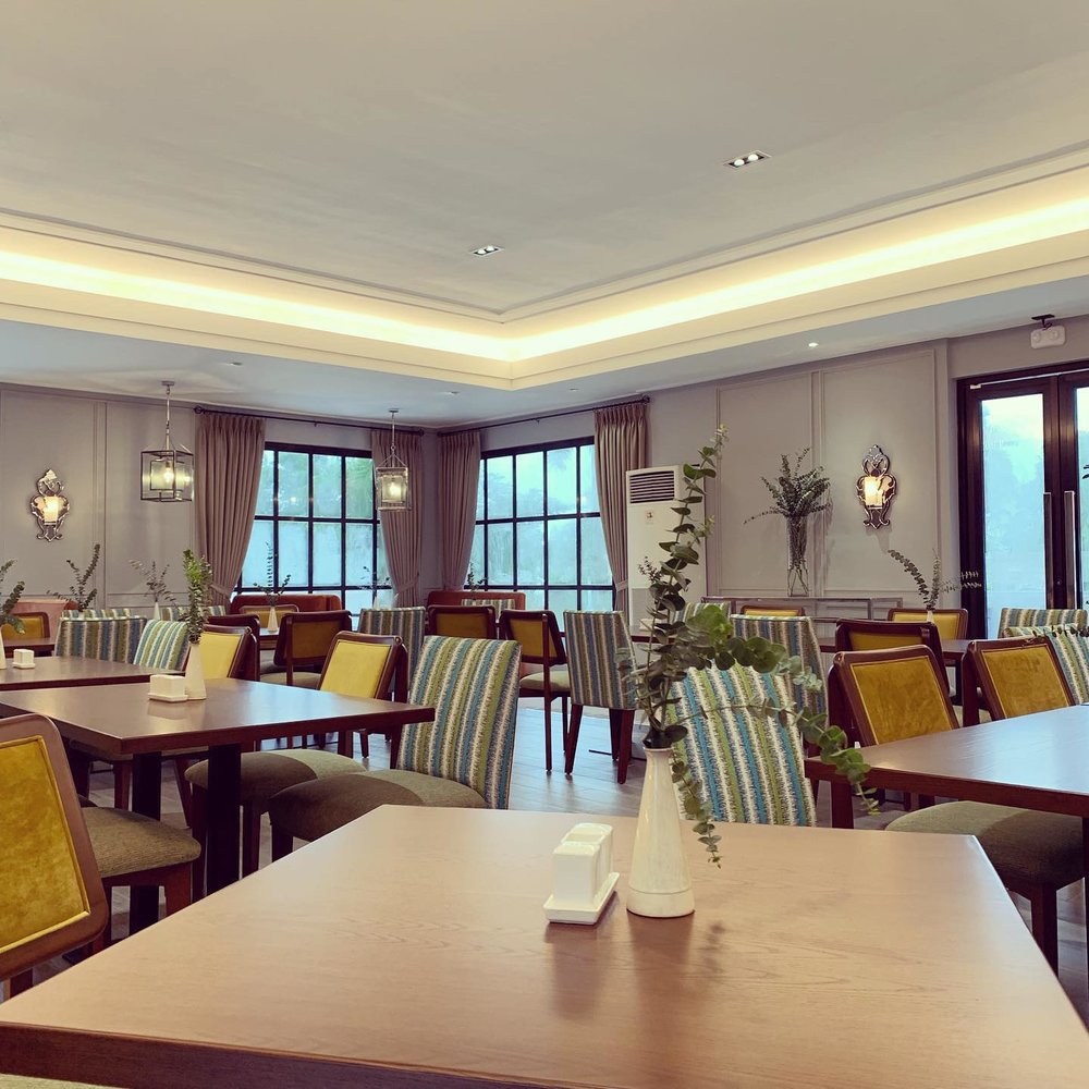 modern luxe interiors in restaurant