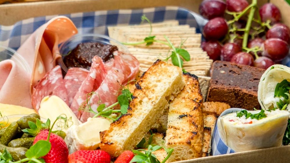 Every couple has to have a picnic date at least once. Image credits to Klook