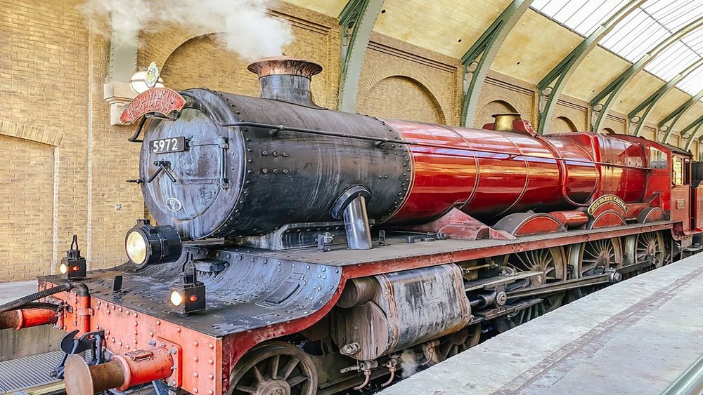 Universal Studios Florida is home to Kind’s Cross Station, where you can board the Hogwarts Express. Image credits @Jenney_zipadeedoodahtravel on Instagram