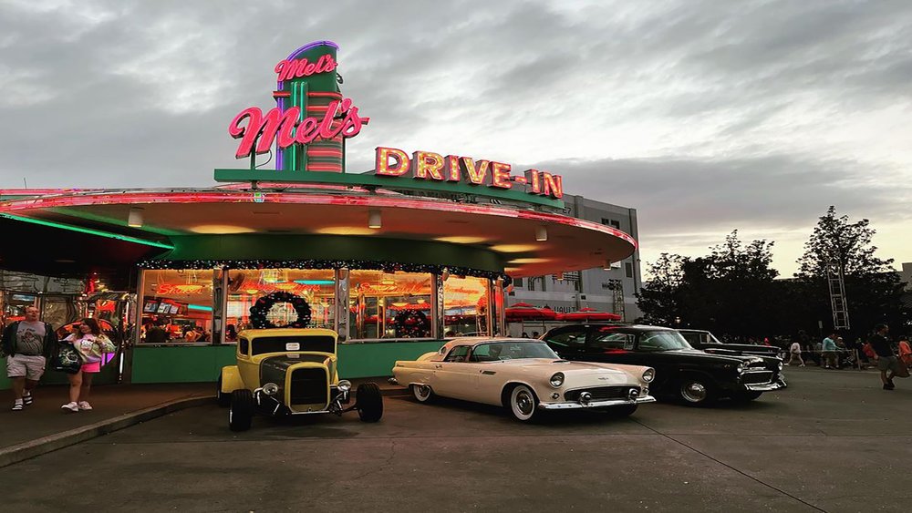 This diner’s retro vibes will take you back to the golden age of jukeboxes and rock and roll. Image credits @becca_jump on Instagram
