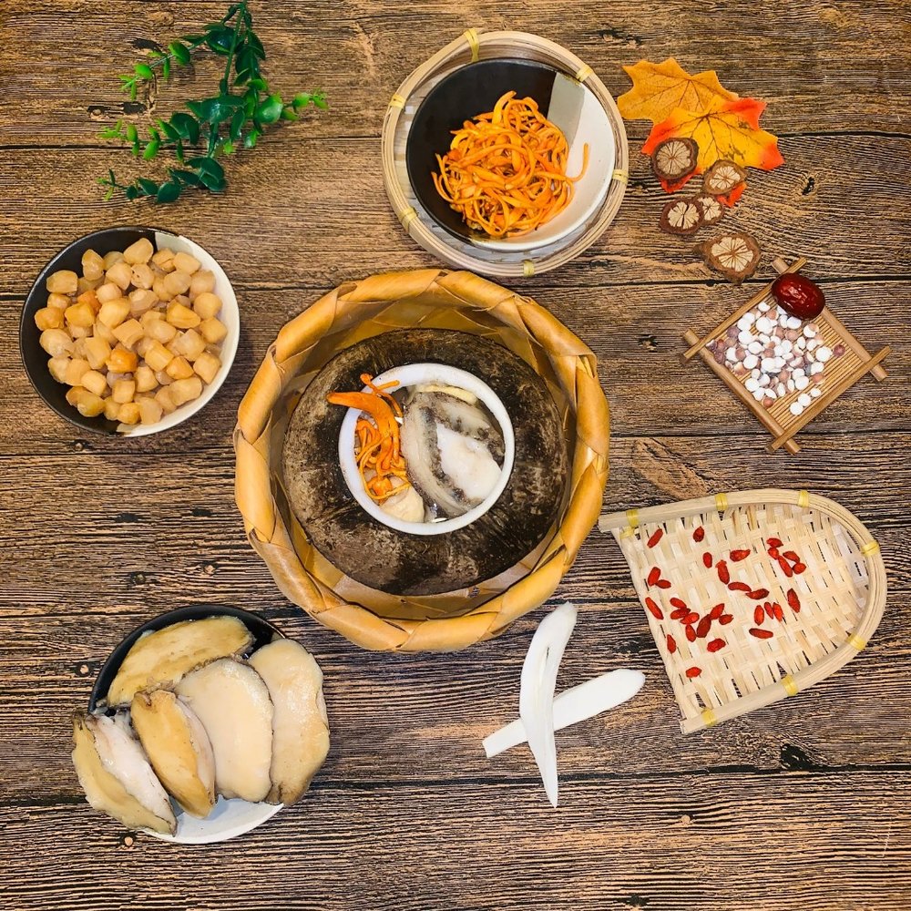 選用大連鮑魚、本地鮮雞、加乾貝、蟲草花等材料燉製,味道鮮美。