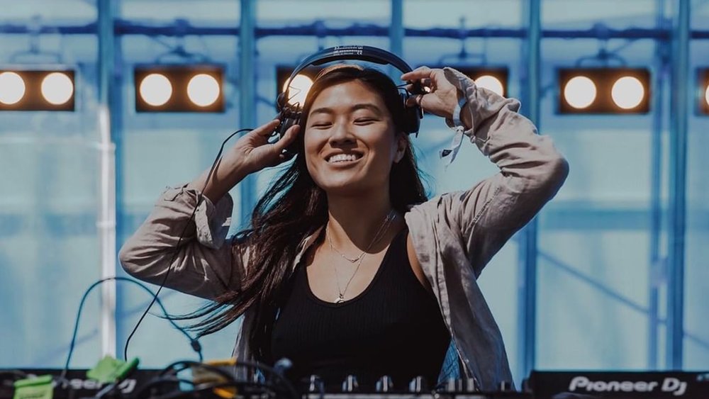 Feel Jennifer Loveless’ music for yourself! Image Credits: @pitchmusicandarts