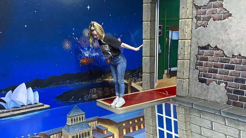 ArtVo showcases numerous 3D art that jumps off the wall and allows for pretty creative poses! Image credits @_daisylucas_