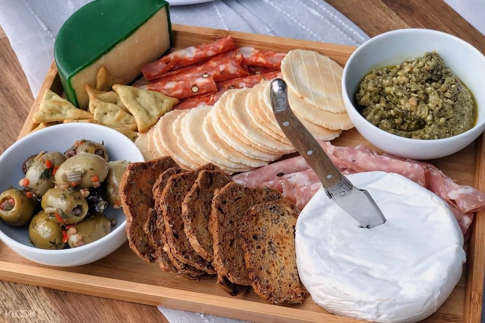 Picnic grazing board