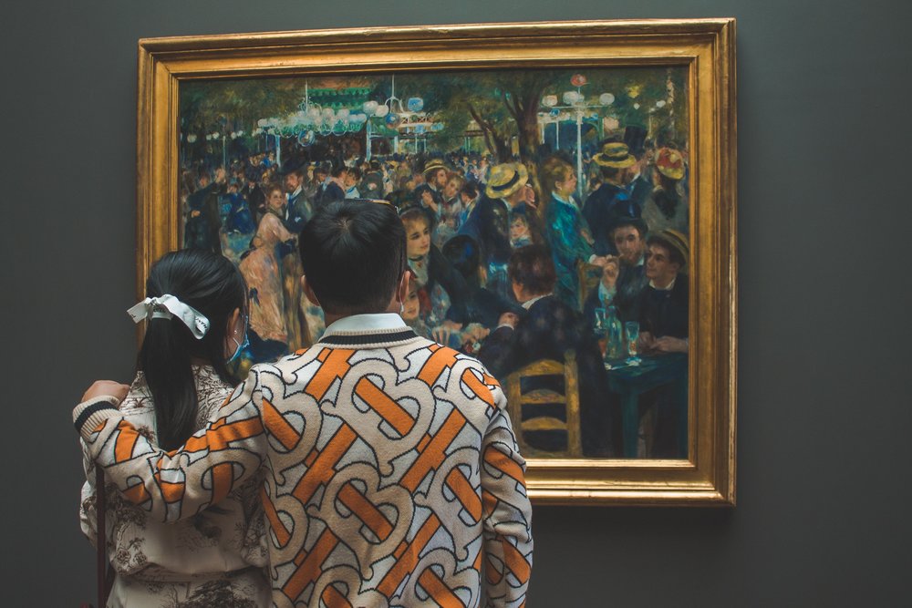 a couple admiring an impressionist painting in musee d'orsay