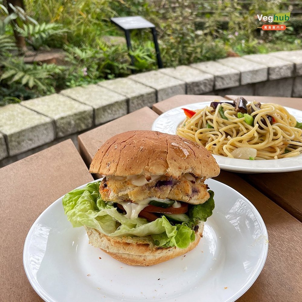 來參觀嘉道理農場,不妨試試由社企煮理的素食亭, 有素漢堡、意粉、洛神花茶等素食供應。(Instagram @veghub.hk)