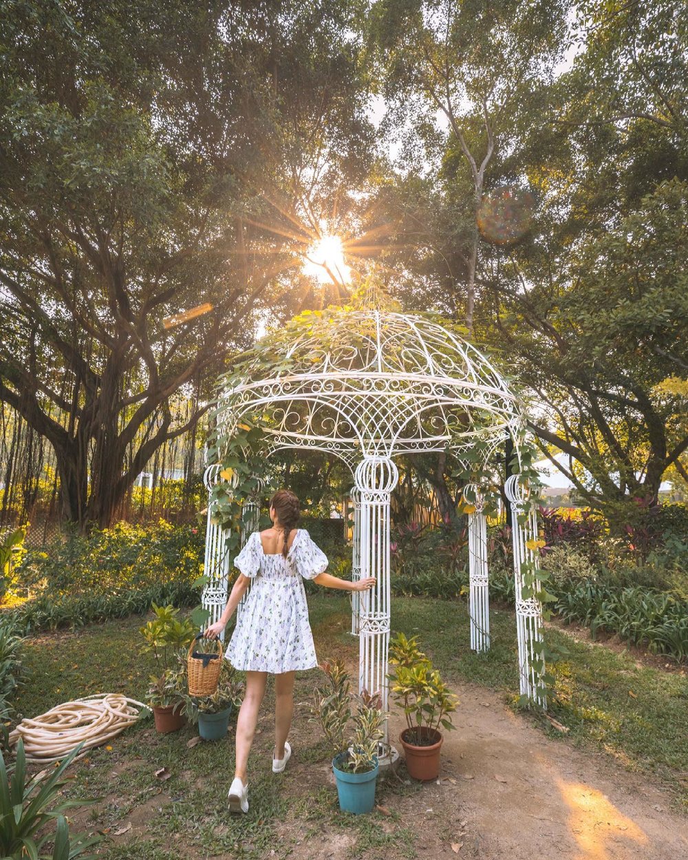 海濱公園設有草地和具歐洲庭園風格的涼亭,吸引不少女士來打卡。(Instagram @samishome)