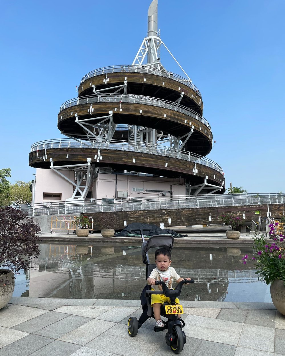 香港回歸紀念塔建築富有特色,不妨試試登頂,可飽覽吐露港的景色。(Instagram @ckiiiiiiii)