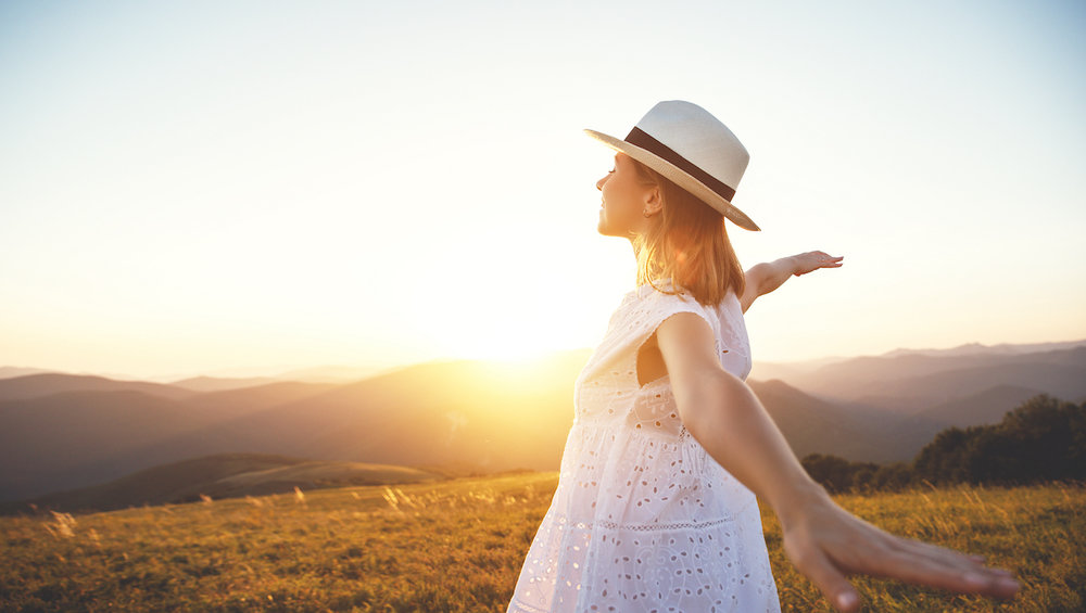 Klook リブランド 草原+手を広げた女性