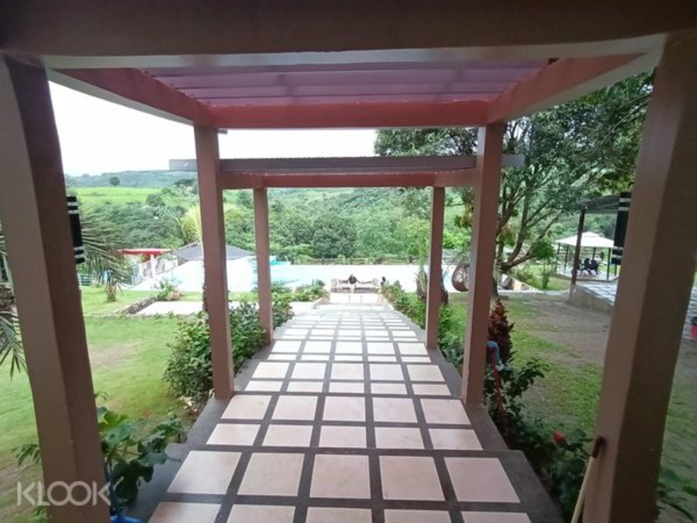 lanai steps going to pool