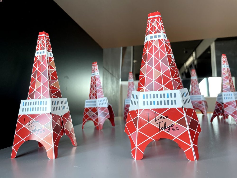 東京タワーの形をした紙の置物
